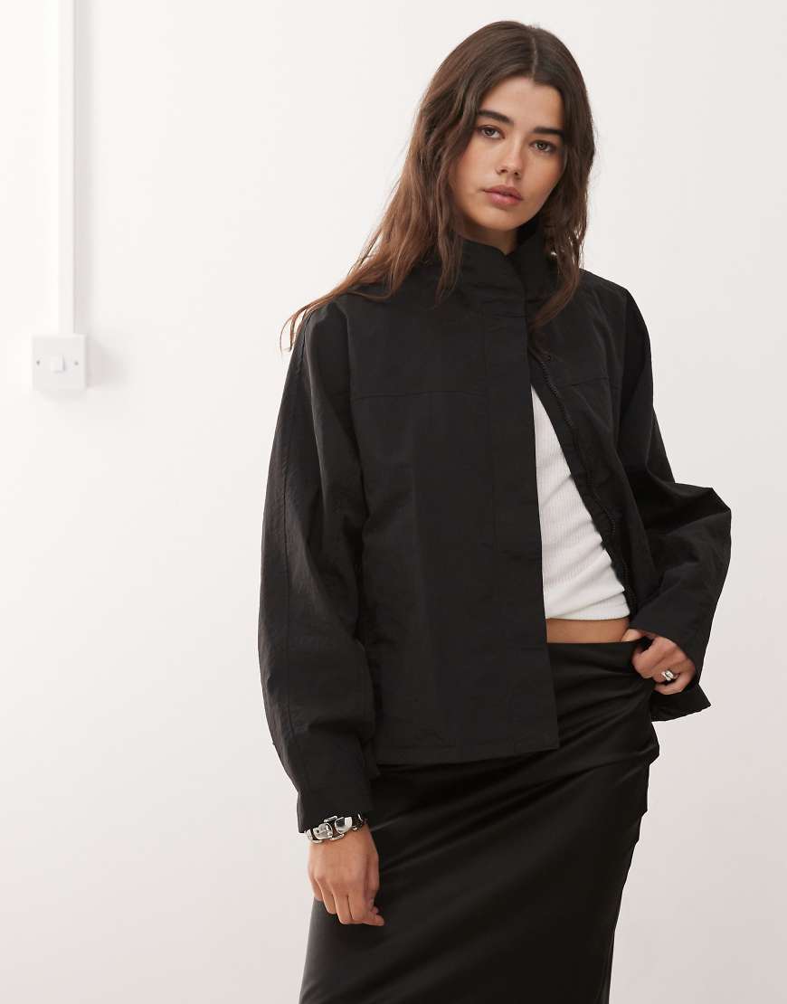 Lioness - Shoreline - Hochgeschlossene Windjacke aus Baumwolle in Schwarz mit verstellbarem Saum von Lioness