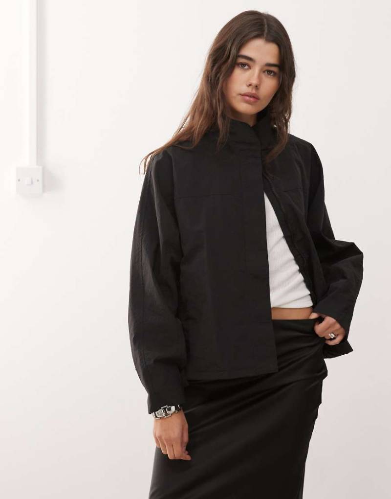 Lioness - Shoreline - Hochgeschlossene Windjacke aus Baumwolle in Schwarz mit verstellbarem Saum von Lioness