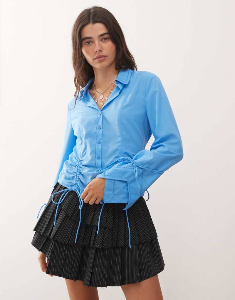 Lioness - Society - Hemd im Himmelblau mit Raffung, Schleifendetails und Knopfleiste vorn von Lioness