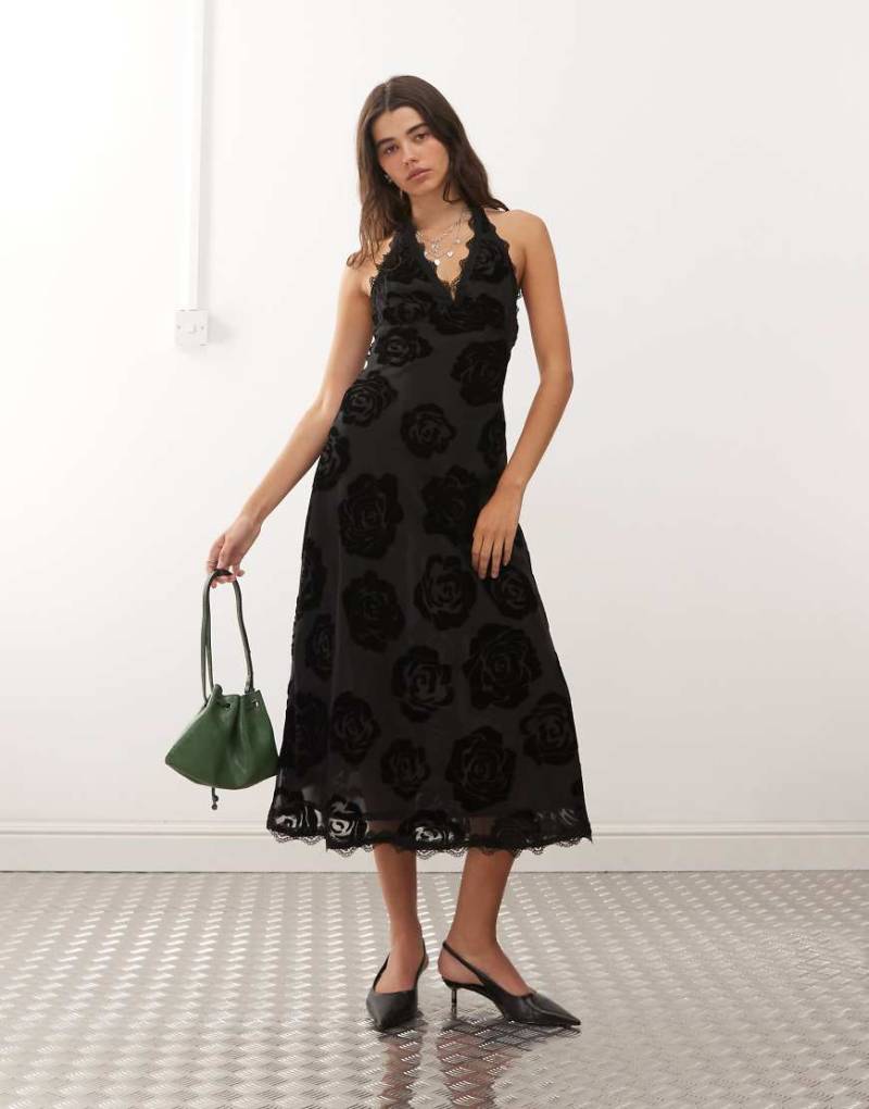 Lioness - Stars Align - Neckholder-Kleid aus Devoré-Stoff mit schwarzem Rosenmuster, Spitzenborte und Rückenausschnitt Lioness - Stars Align - Neckholder-Kleid aus Devoré-Stoff mit schwarzem Rosenmuster, Spitzenborte und Rückenausschnitt von Lioness