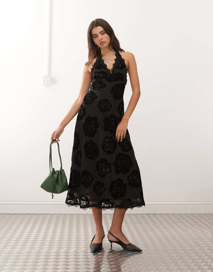 Lioness - Stars Align - Neckholder-Kleid aus Devoré-Stoff mit schwarzem Rosenmuster, Spitzenborte und Rückenausschnitt von Lioness