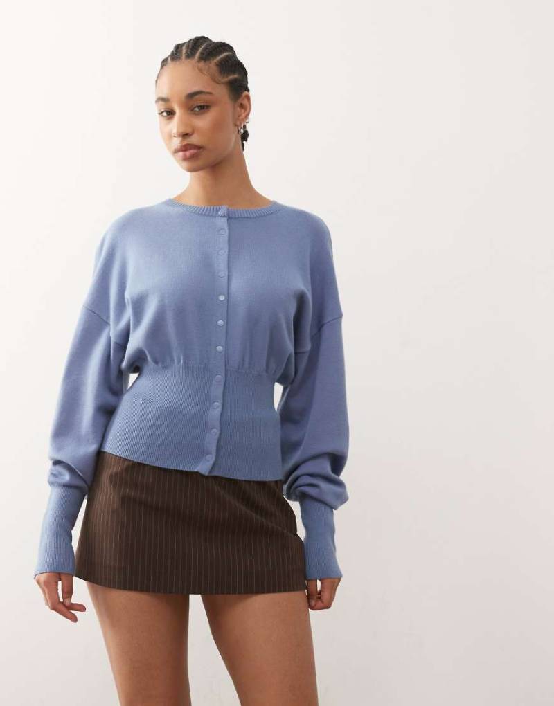 Lioness - Sundown- Strickjacke in Schieferblau mit geraffter, abfallender Taille und tief sitzenden Ärmelbündchen von Lioness