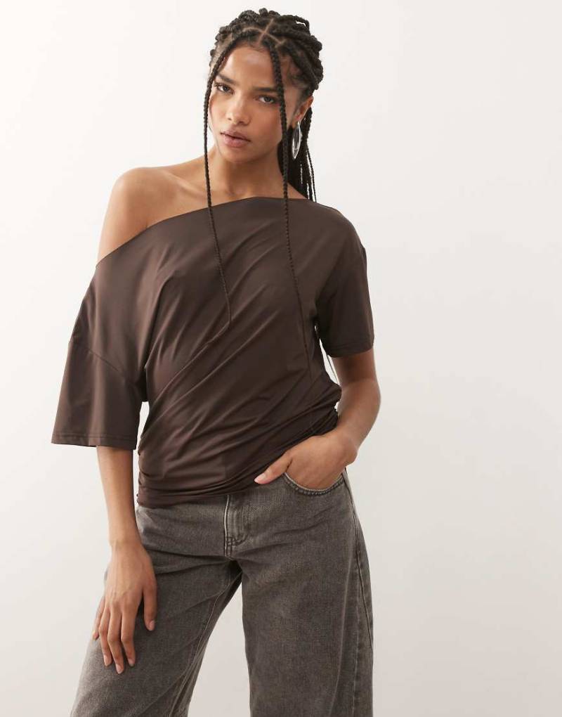 Lioness - Wildlands - Anschmiegsames, schulterfreies Oberteil in Schokobraun mit U-Boot-Ausschnitt-Brown von Lioness