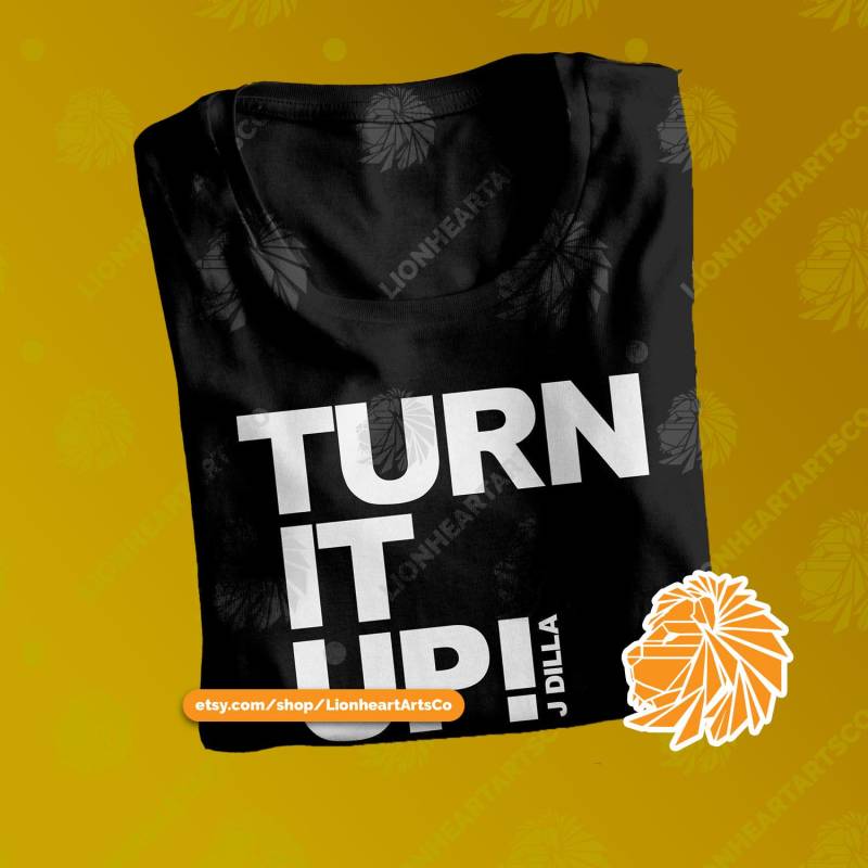 Dreh Auf Etwas Lauter J Dilla Kurzärmeliges Unisex-T-Shirt, Hip Hop, Fan Von Shirt | Siehe Fotos Für Vollständigen Druck Dreh Auf Etwas Lauter J Dilla Kurzärmeliges Unisex-T-Shirt, Hip Hop, Fan Von Shirt | Siehe Fotos Für Vollständigen Druck von LionheartArtsCo
