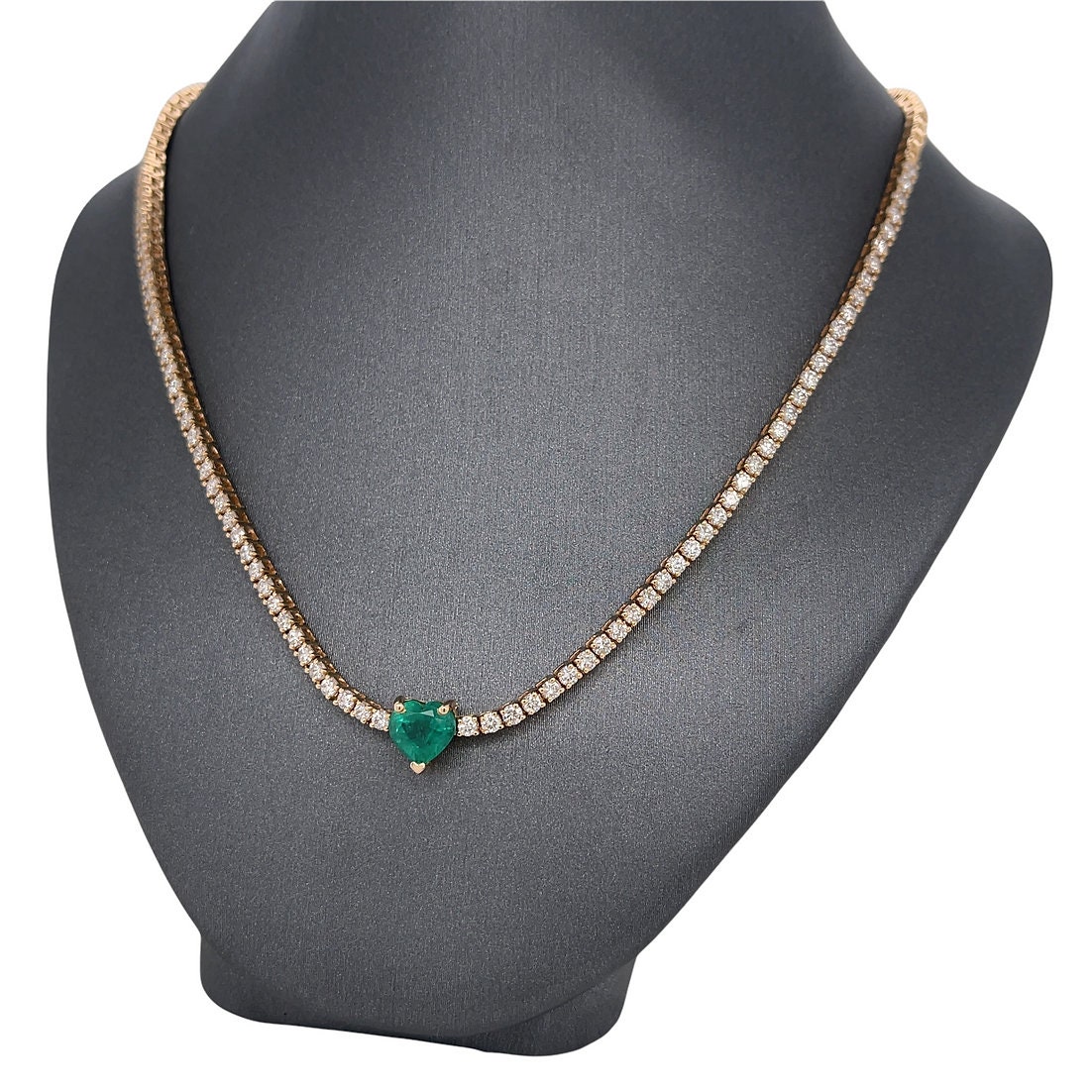 14K Gold, Halbwegs Diamant-Tennis-Halskette Mit Herzförmigem Smaragd-Mittelstein 14K Gold, Halbwegs Diamant-Tennis-Halskette Mit Herzförmigem Smaragd-Mittelstein von Goldheartjewelers
