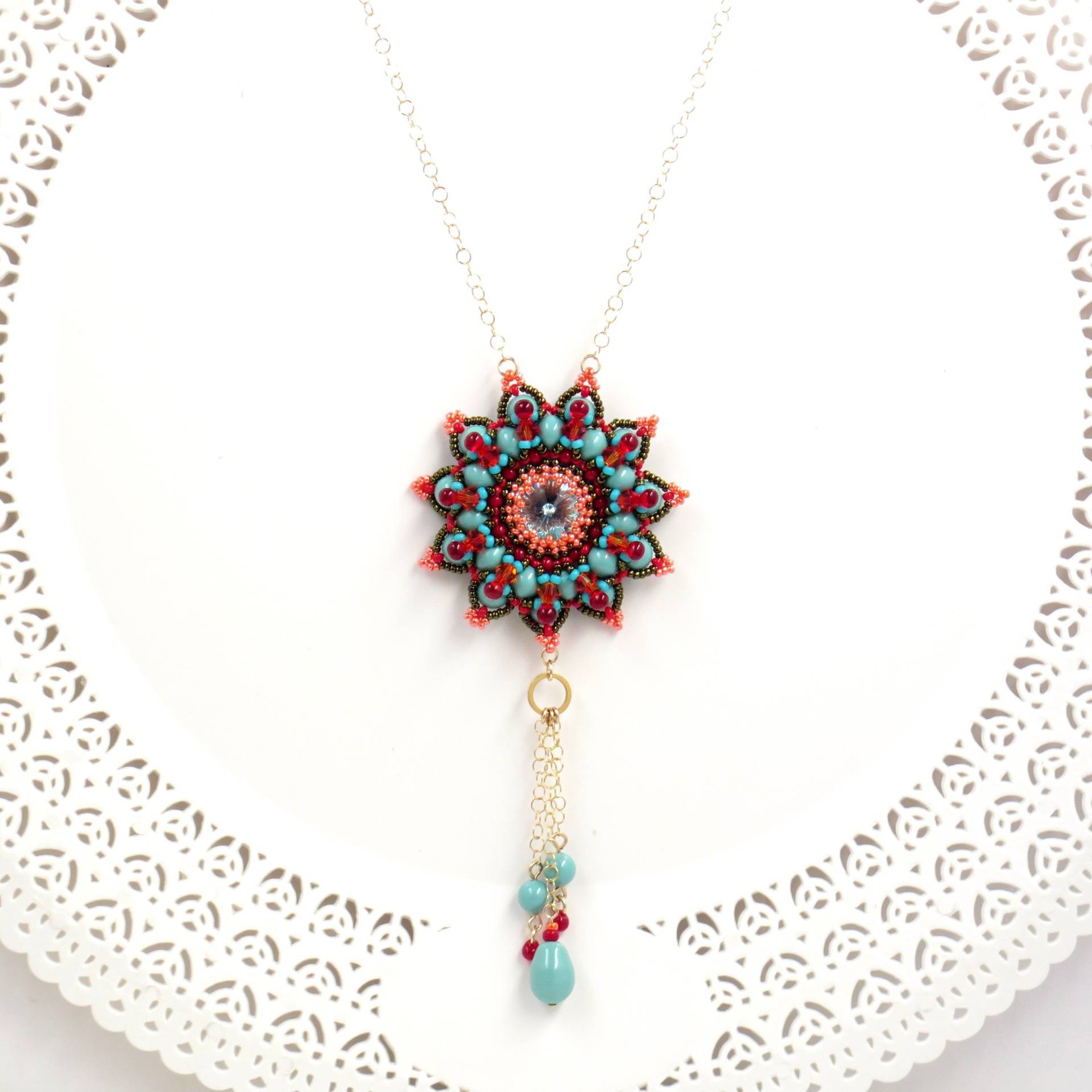 Lange Goldfransen-Anhänger-Halskette, Blumen-Anhänger-Halskette von LioraBJewelry