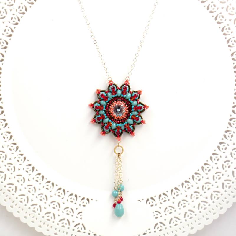 Lange Goldfransen-Anhänger-Halskette, Blumen-Anhänger-Halskette von LioraBJewelry