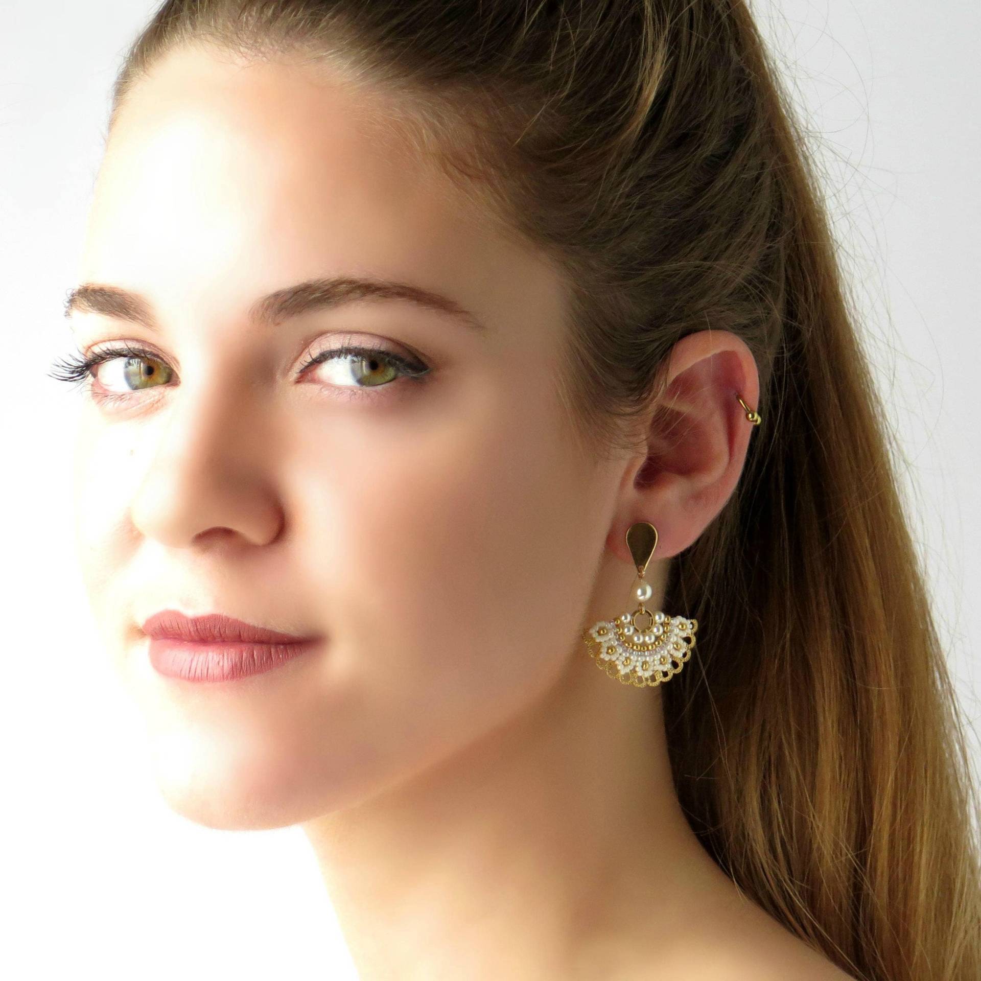 Gestrickte Hochzeit Ohrringe Für Bräute, Perlen Und Gold Braut Ohrringe, Baumeln Ohrstecker, Fächer Handgemacht von LioraBJewelry