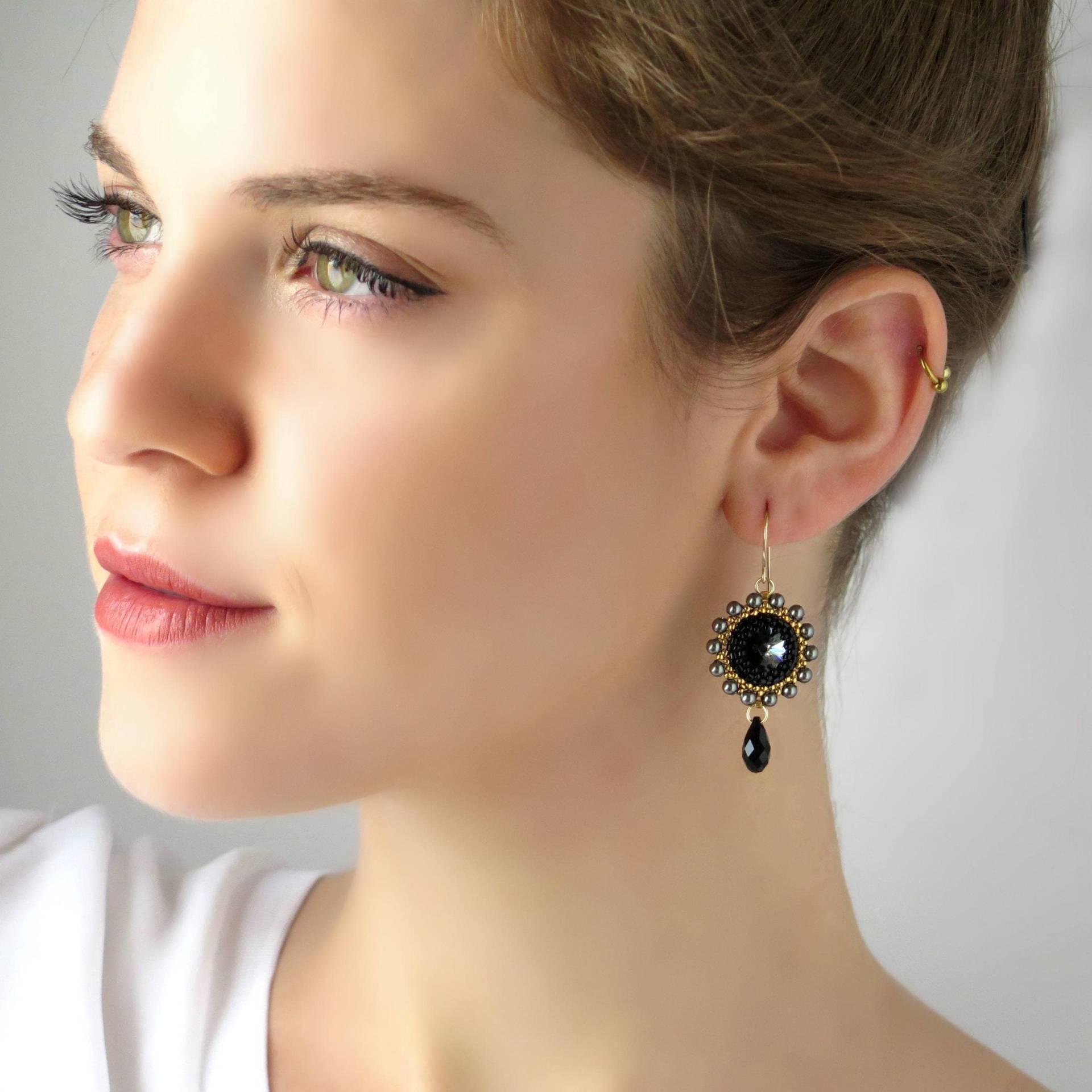 Hängende Schwarz Swarovski Kristallohrringe von LioraBJewelry