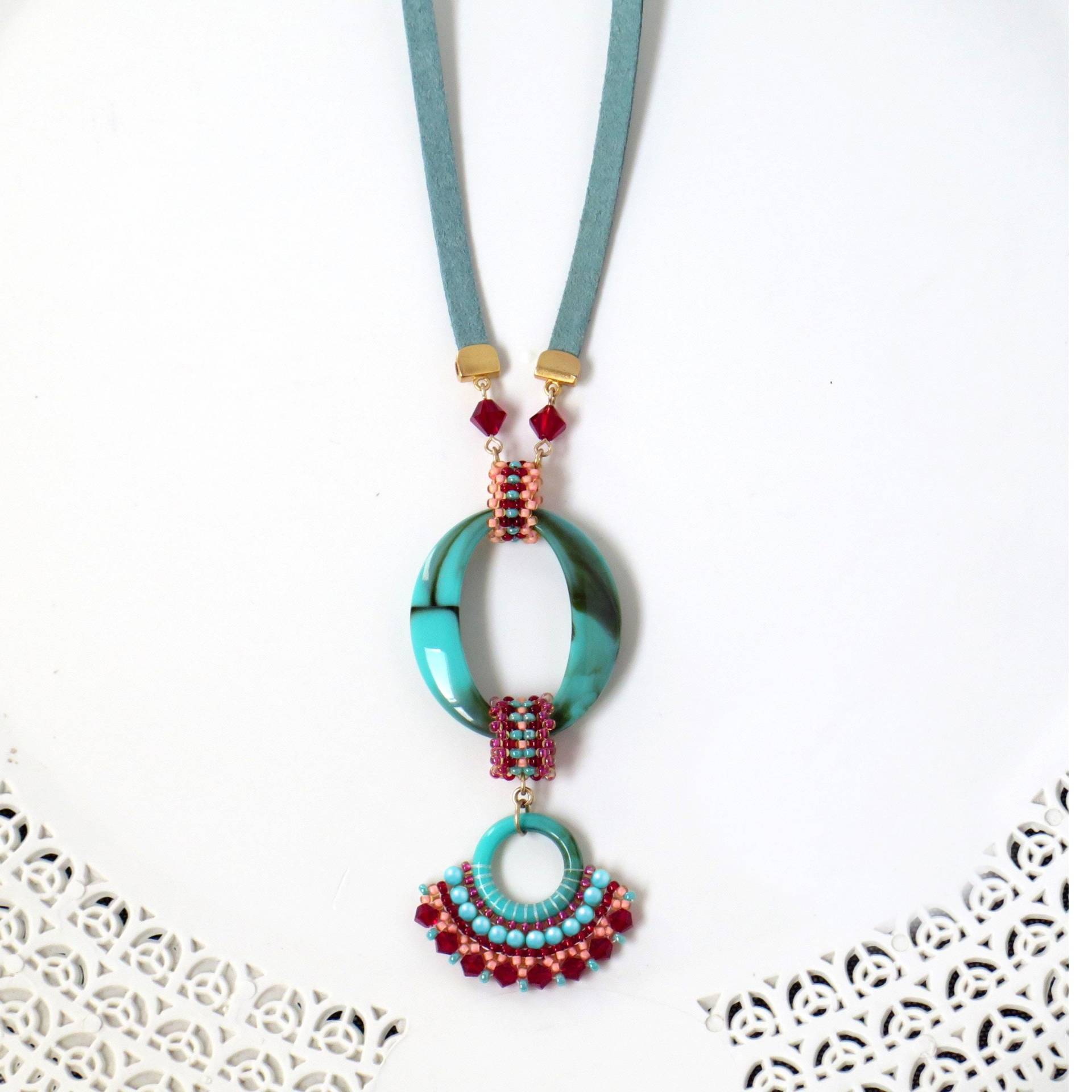 Lange Boho Halskette, Türkis & Rote Lederkette, Ungewöhnliche Handgemachte Halskette Für Frauen, Acryl Anhänger von LioraBJewelry