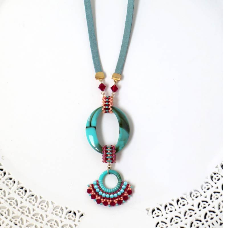 Lange Boho Halskette, Türkis & Rote Lederkette, Ungewöhnliche Handgemachte Halskette Für Frauen, Acryl Anhänger von LioraBJewelry