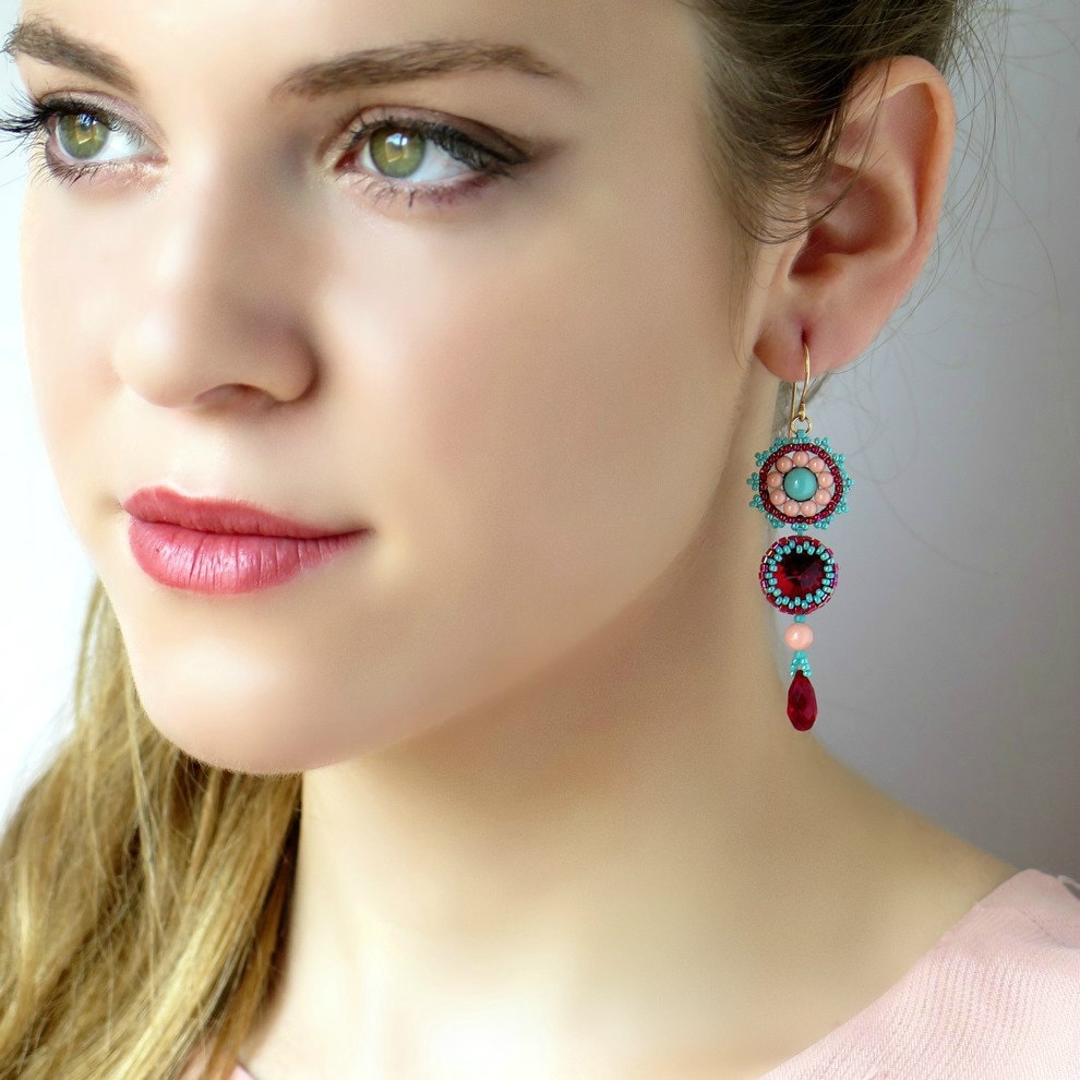 Lange Bunte Swarovski Kristall-Türkis Und Rote Ohrringe, Handgemachte Perlenohrringe Für Party, Abschlussballohrringe Frauen von LioraBJewelry
