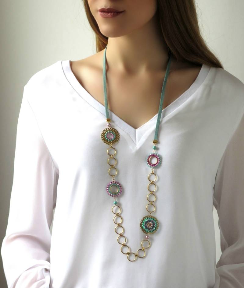 Lange Bunte Türkis Und Rosa Perlen Halskette, Große Gold Kreis Link-Halskette Für Frauen, Mutige Runde Statement Schmuck von LioraBJewelry