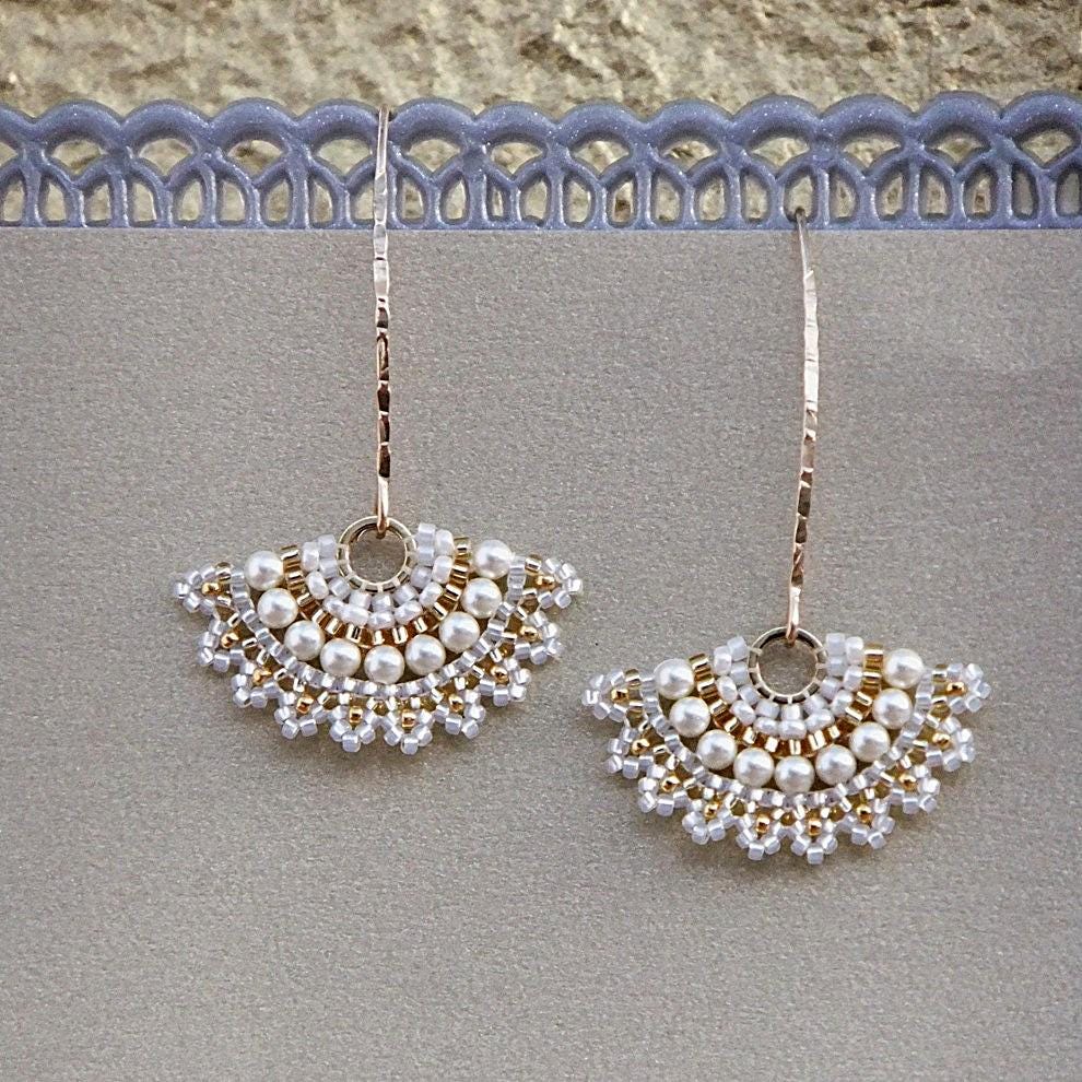 Lange Hängende Perlohrringe, Brautschmuck von LioraBJewelry