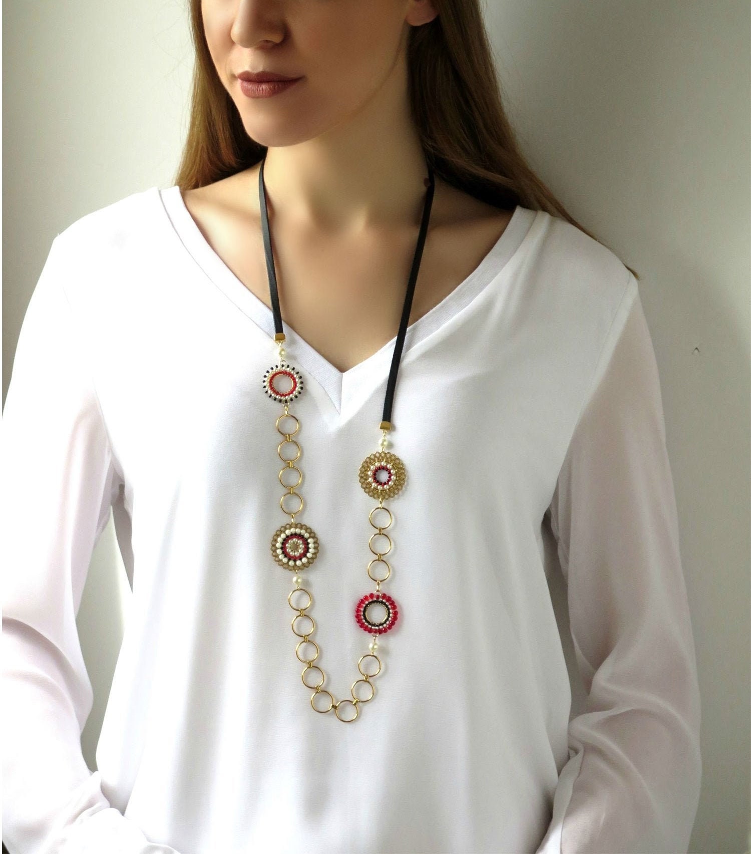 Lange Kreis Kette, Rote Und Schwarze Funky Ungewöhnliche Handgemachte Kette Für Frauen, Runde Gold von LioraBJewelry