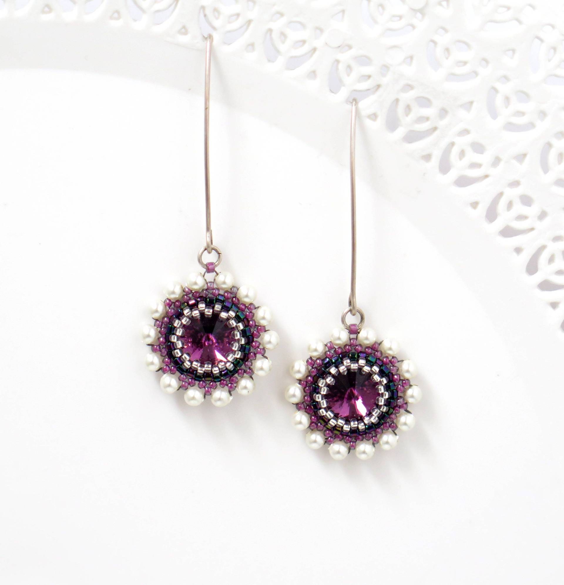 Lange Lila Ohrringe, Swarovski Kristall Und Perlenohrringe, Blumensilberohrring, Handgemachte Perlenohrringe Für Frauen, Abschlussballohrringe von LioraBJewelry