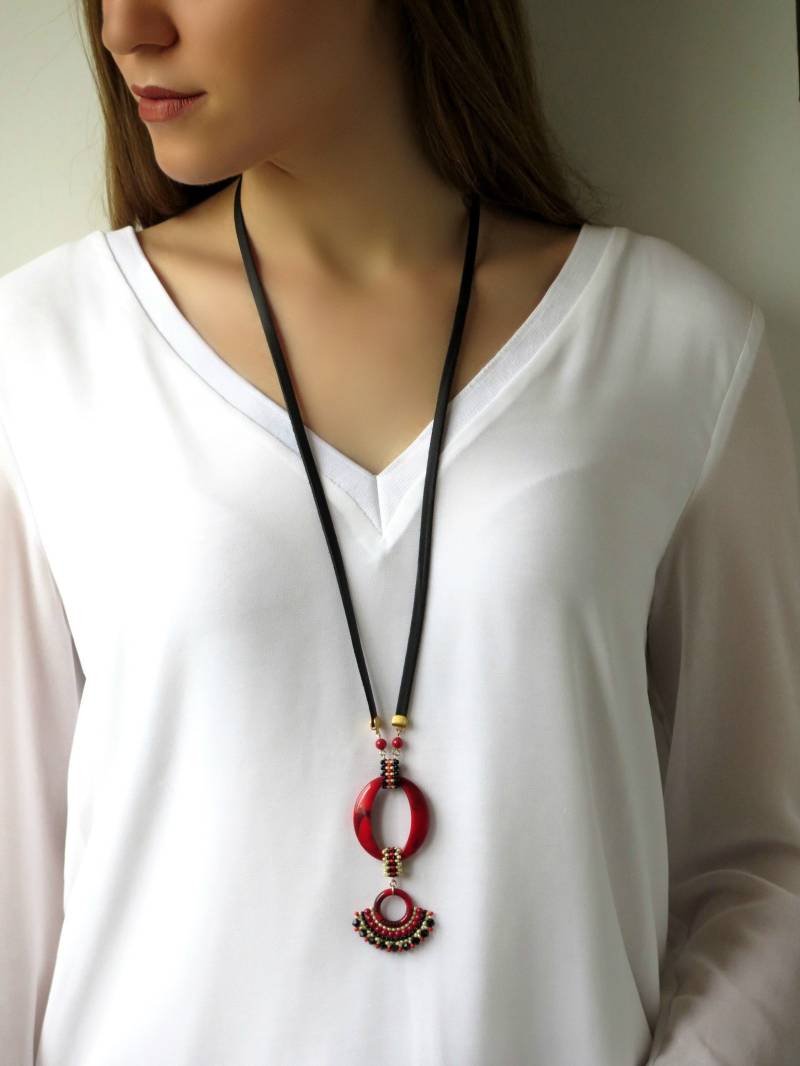 Lange Statement Kette, Rote Und Schwarze Anhänger Kette Handgemacht, Leder Ungewöhnliche Acryl von LioraBJewelry