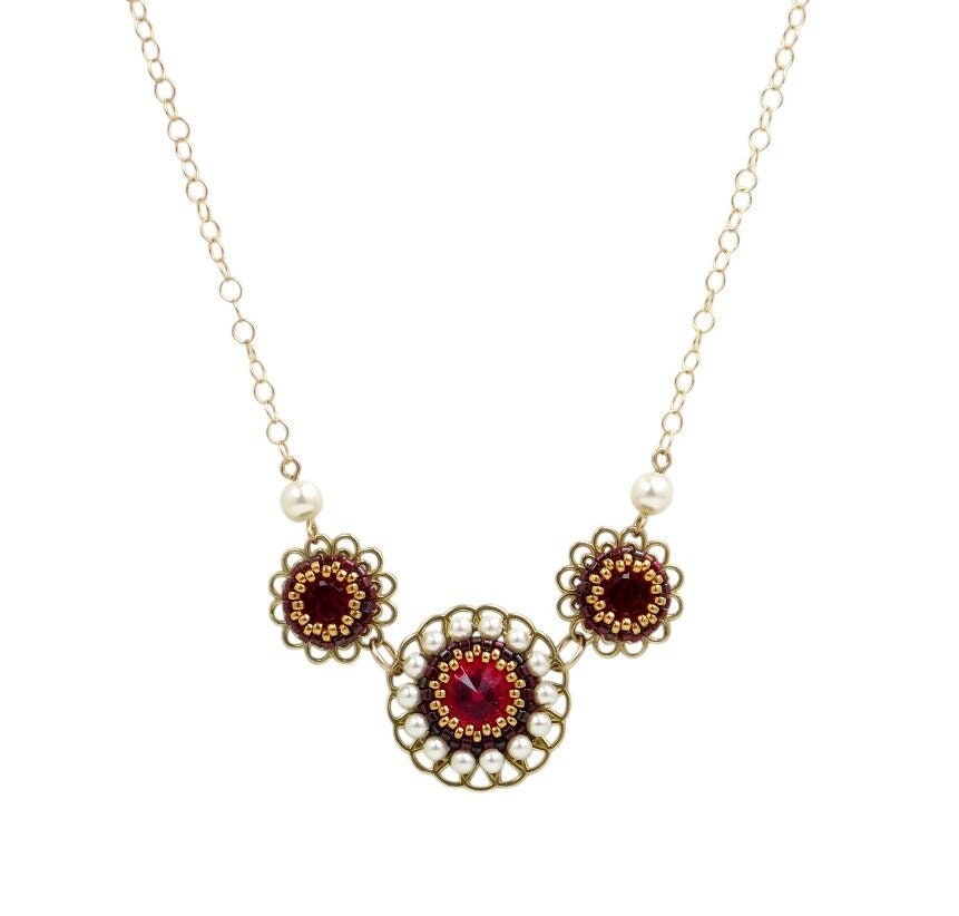 Rote Kristall Blütenhalskette Mit Perlen von LioraBJewelry