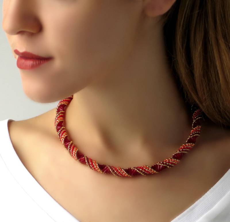 Rote Spirale Perlenkette Für Frauen, Halskette Und Ohrring Set, Statement-Halskette von LioraBJewelry