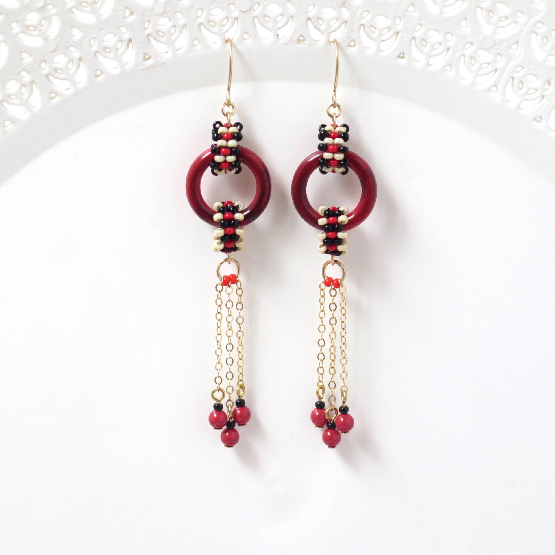 Rote Und Schwarze Lange Fransen Ohrringe, Acryl Creolen, Trendige Ohrringe Mit Perlen, Handgemachte Perlen von LioraBJewelry