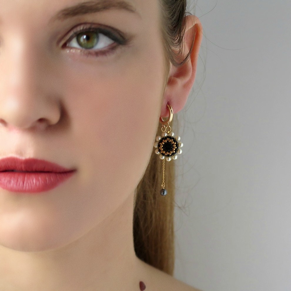 Schwarz Und Weiß Blumen Baumeln Creolen, Einzigartige Swarovski Kristall Perlenohrringe von LioraBJewelry