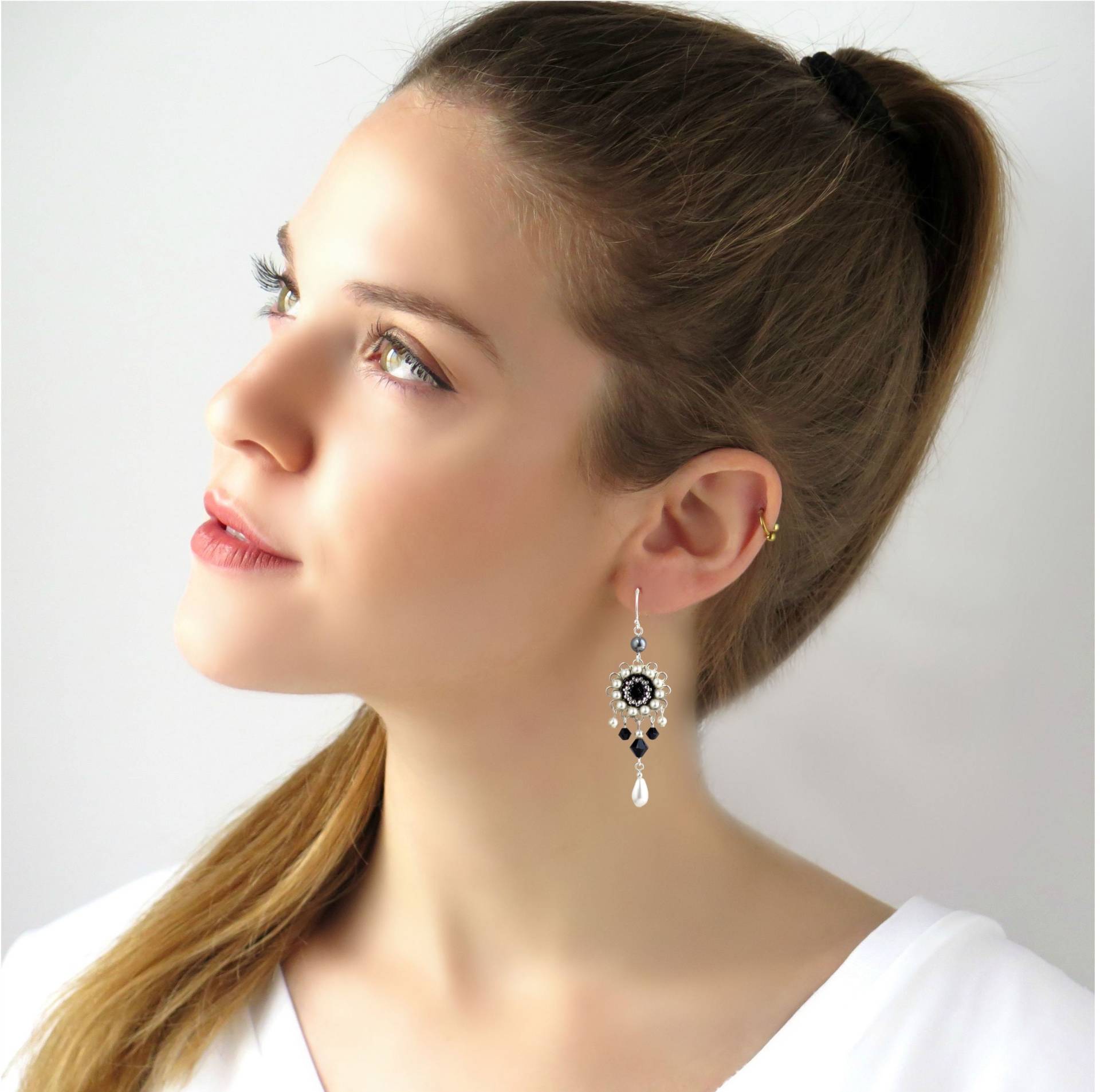 Schwarz - Weisse Chandelier Ohrringe, Perlohrringe von LioraBJewelry