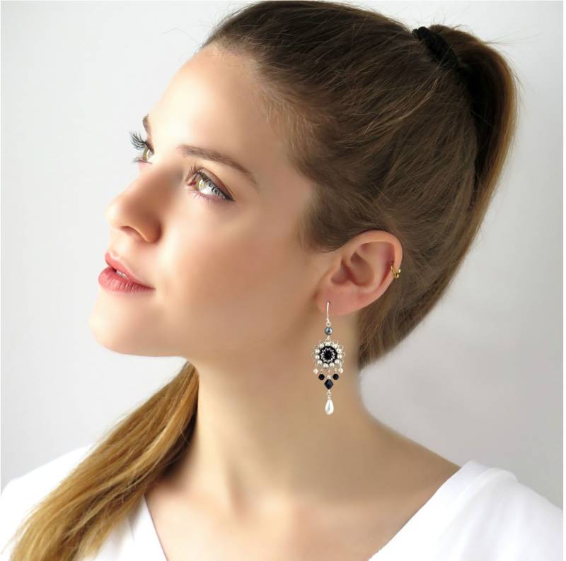 Schwarz - Weisse Chandelier Ohrringe, Perlohrringe von LioraBJewelry