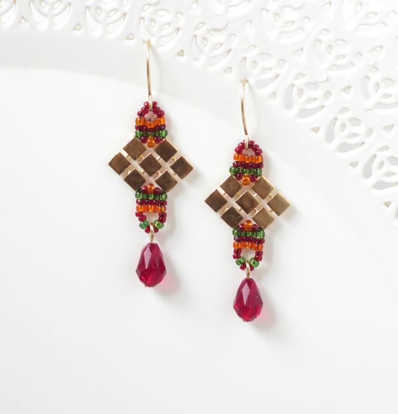 Vergoldete Messing Und Swarovski Kristall Tropfen Ohrringe, Rote Grüne Perlen Einzigartiger Handgemachter Schmuck, Rhombus Ohrringe Geschenk Für Sie von LioraBJewelry