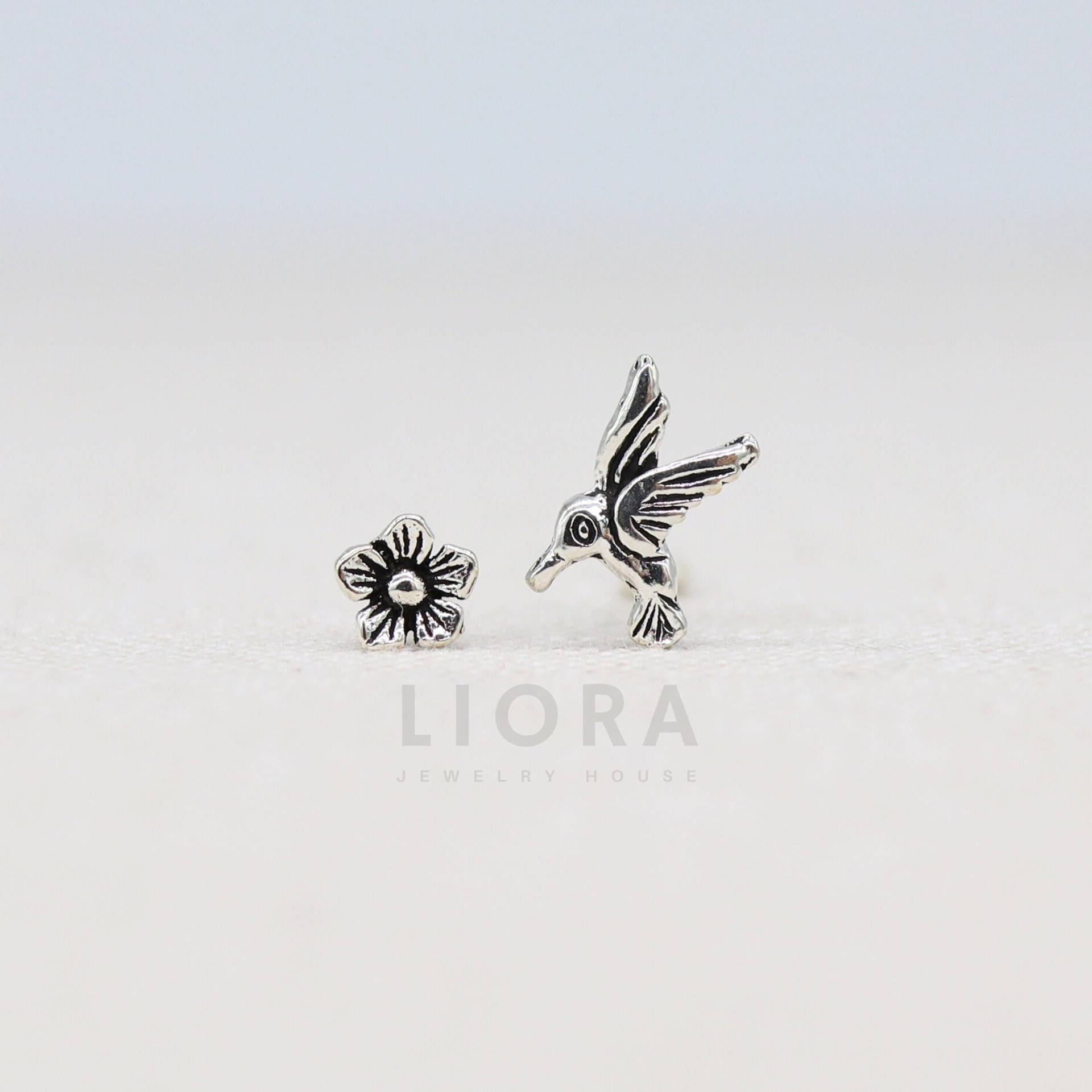 925 Sterling Silber Mismatched Kolibri Blumen Ohrstecker, Ohrring, Vogel Ohrringe, Ohrringe von Liorajewelryhouse