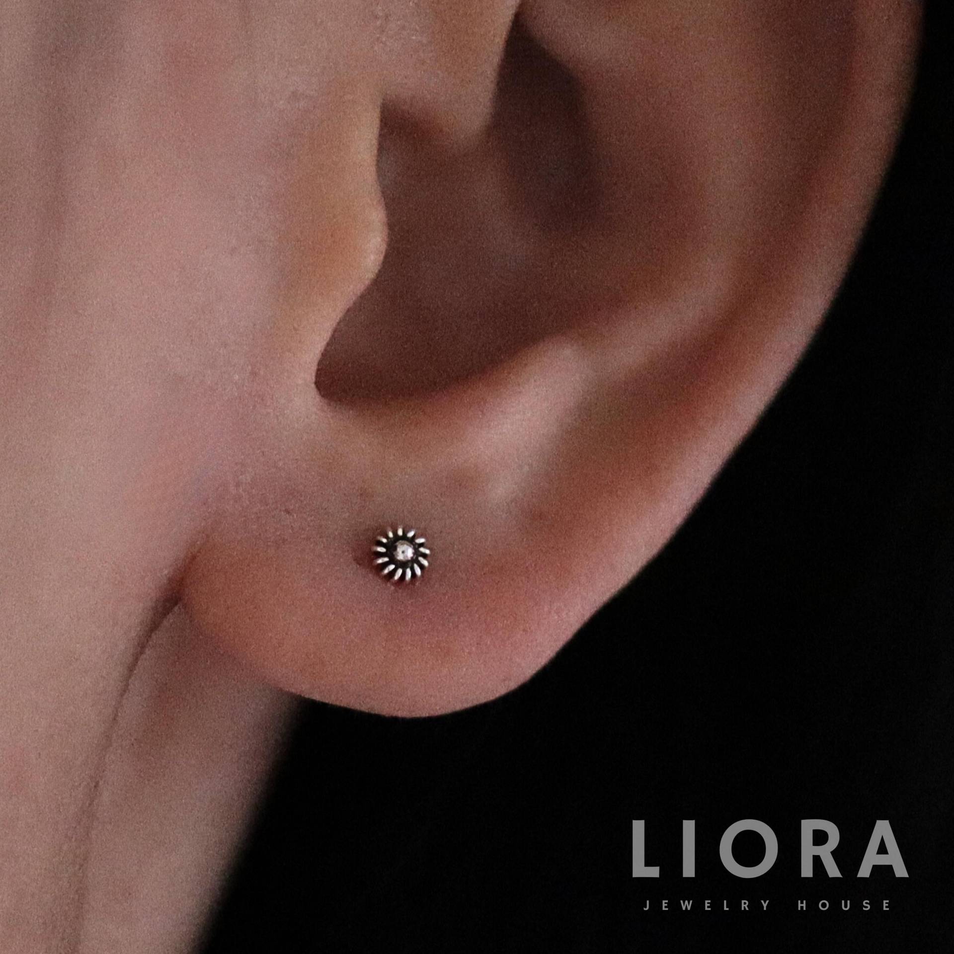 925 Sterling Silber Super Kleine Blume Ohrstecker, Ohrringe, Kleine Kind Mini 925 Sterling Silber Super Kleine Blume Ohrstecker, Ohrringe, Kleine Kind Mini von Liorajewelryhouse