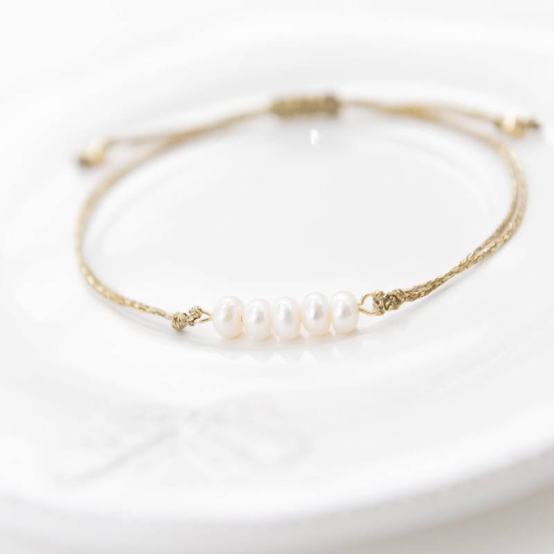 Echte Perlen Armband Gold Gewachste Schnur, Verstellbarer Brautschmuck von LiosiDesigns