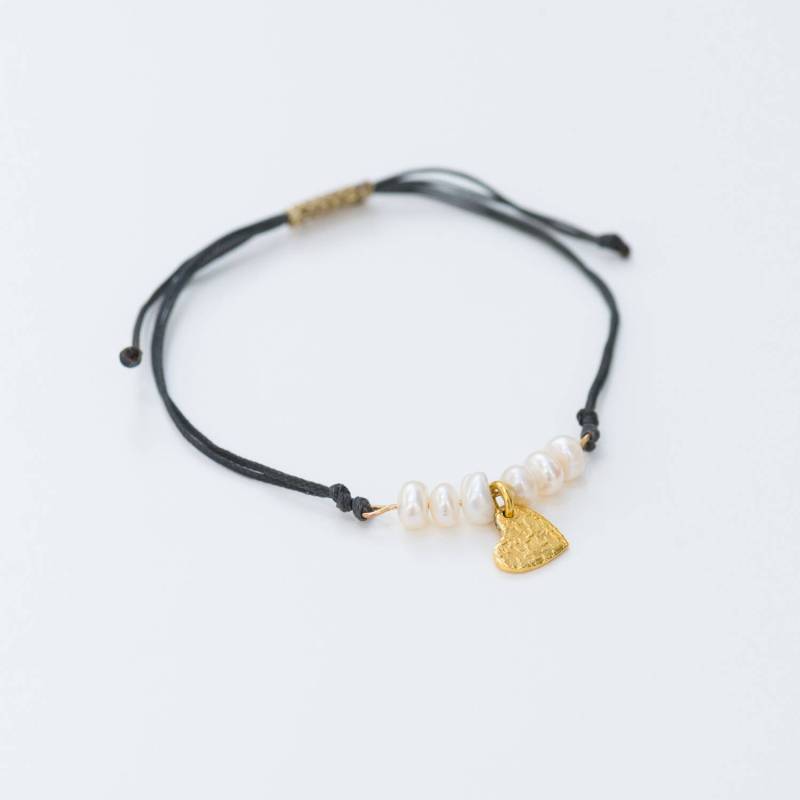 Gehämmertes Herz Bettelarmband Echte Perle, Verstellbares Makramee von LiosiDesigns