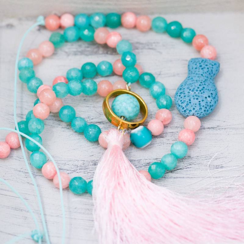 Lange Jade Perlenkette Rosa Quaste, Blauer Fisch Anhänger, Verstellbar Boho Stil von LiosiDesigns