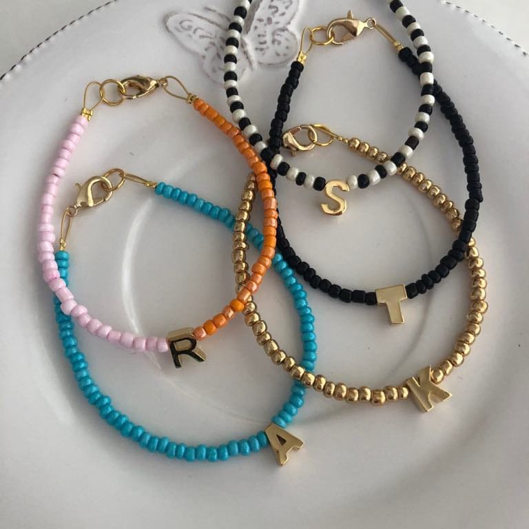 Monogramm Perlen Armband Gold Initial, Name Schmuck von LiosiDesigns