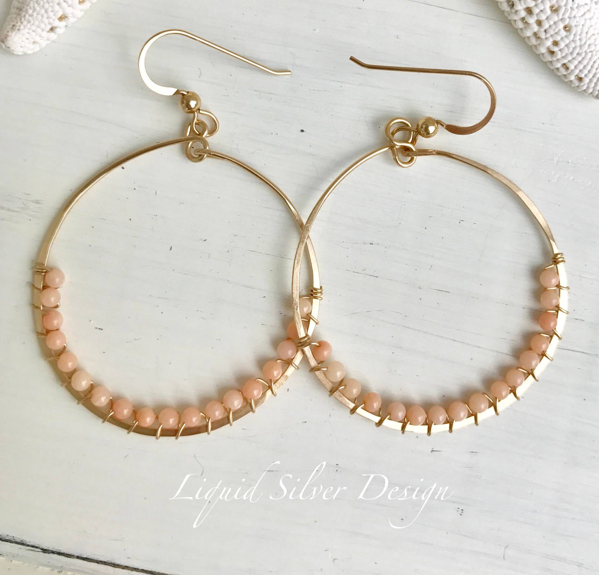 14K Gold Fill Gehämmerte Ohrringe Mit Zarten Blush Rosa Korallen Perlen - Made in Hawaii, Usa, Raffinierte Eleganz von LiquidSilverDesign