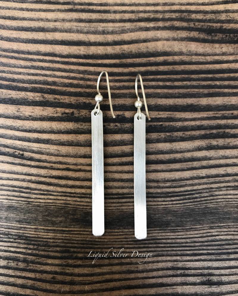 Gebürstete Sterling Silber Bar Tropfen Ohrringe - Made in Hawai'i von LiquidSilverDesign