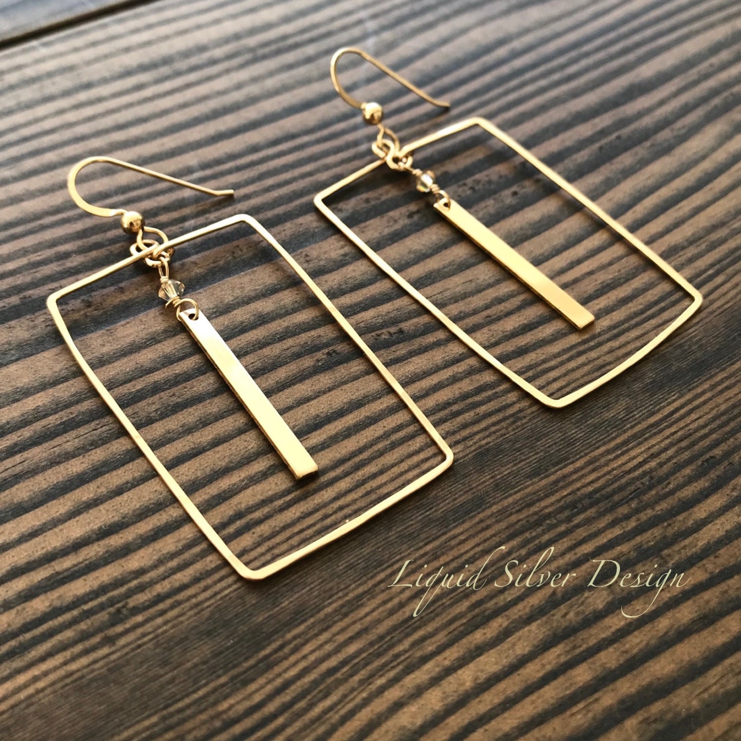 Gehämmerte Rechteck 14K Ohrringe Mit Gold Fill Bar Und Swarovski Crystal Dangle - Made in Hawai'i Usa Schöne Ergänzung Zu Jedem Outfit von LiquidSilverDesign