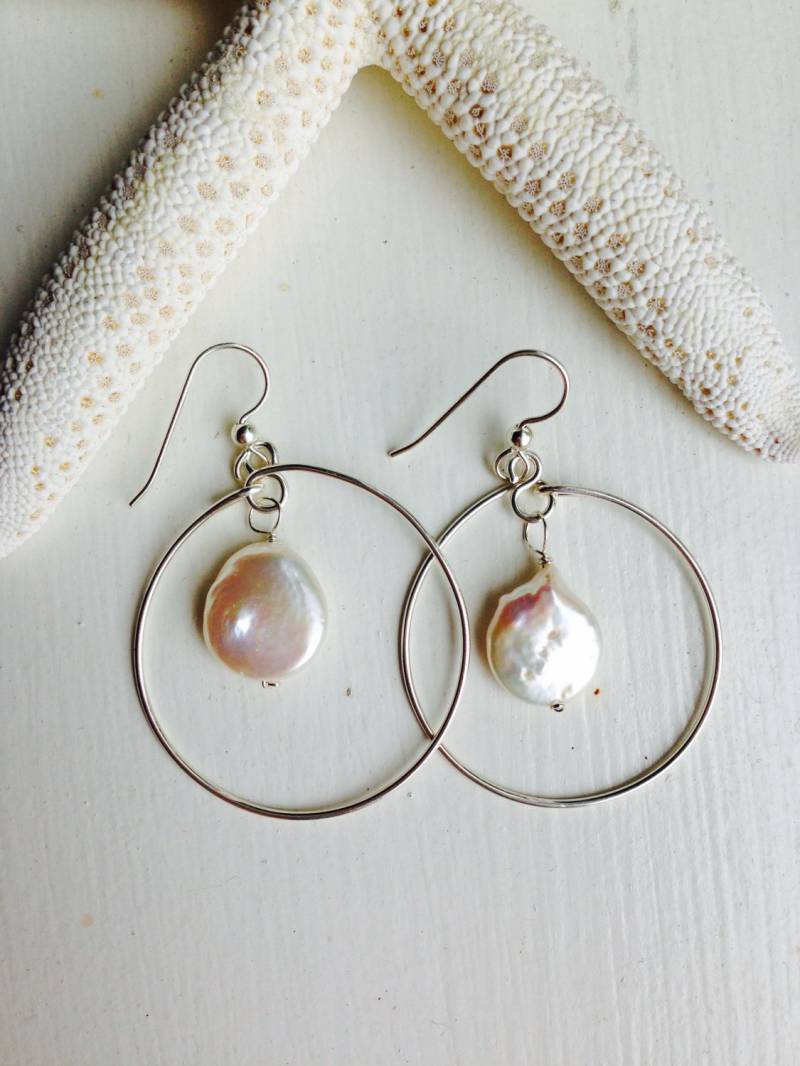 sterling Silber Hoop Ohrringe Mit Coin Perle - Made in Hawai'i, Usa Perfekt Beachy Vibe Für Eine Hochzeit, Brunch, Brautparty, Oder Geburtstag von LiquidSilverDesign