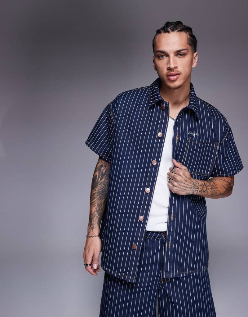 Liquor N Poker - Dunkles Oversize-Jeanshemd mit Nadelstreifen-Blau von Liquor N Poker