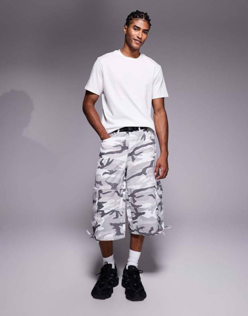 Liquor N Poker - Extra weite Jeans-Jorts mit grauem Military-Muster von Liquor N Poker