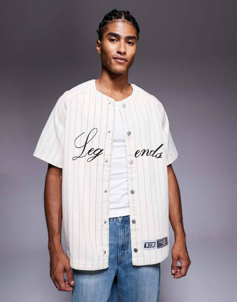 Liquor N Poker - Gestreiftes Denim-Trikot in Weiß mit Knopfleiste und Emblem-Logo mit Gothic-Schriftzug von Liquor N Poker