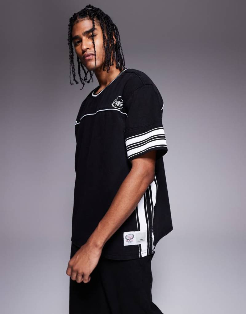 Liquor N Poker - Hockey-T-Shirt in Schwarz mit College-Design im Oversize-Schnitt Liquor N Poker - Hockey-T-Shirt in Schwarz mit College-Design im Oversize-Schnitt von Liquor N Poker