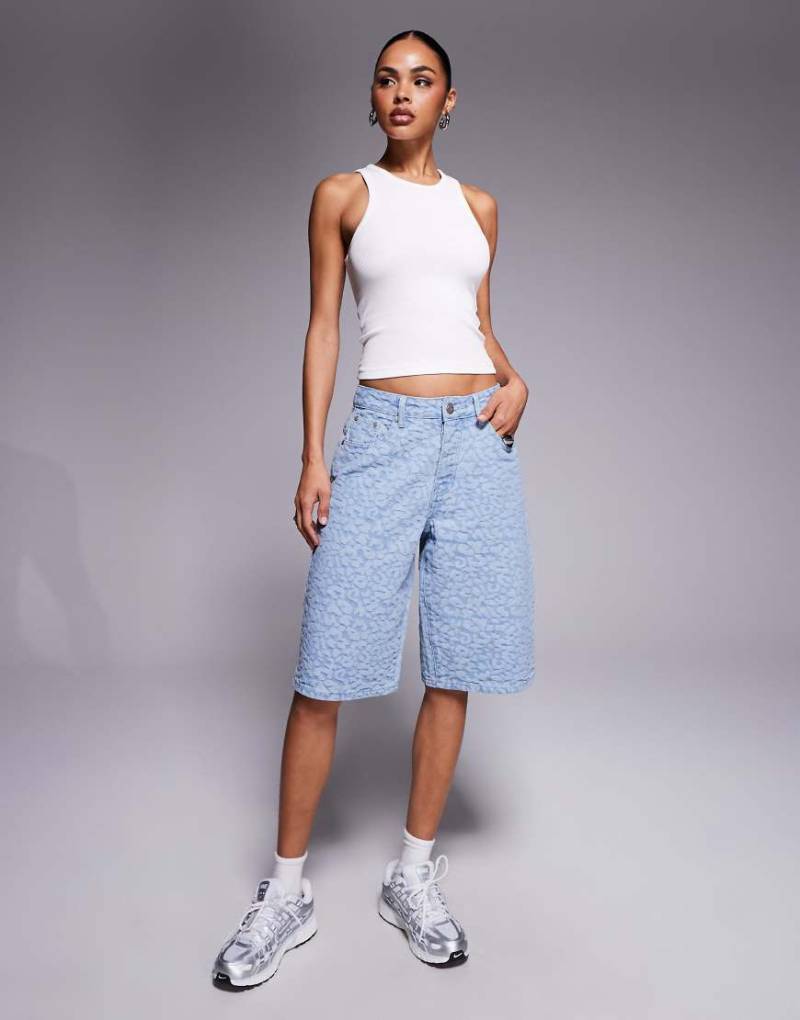 Liquor N Poker - Jeansjorts in verwaschenem Blau mit Jacquad-Leopardenmuster von Liquor N Poker