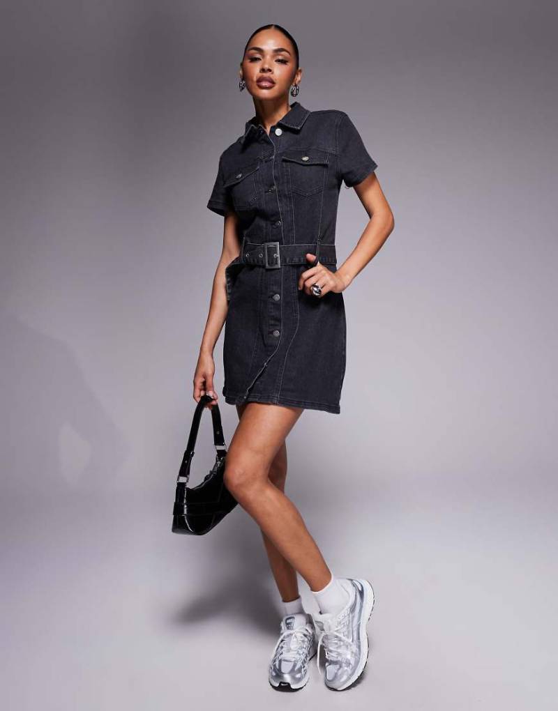 Liquor N Poker - Kurzärmliges Mini-Jeanskleid im Stil der 60er-Jahre in verwaschenem Schwarz mit Knopfleiste und breitem Gürtel von Liquor N Poker