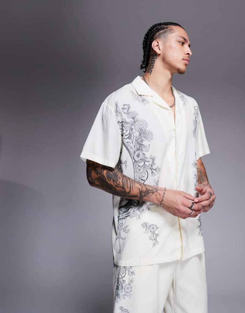 Liquor N Poker - Lässig geschnittenes Hemd in Wollweiß mit königlichem Emblem-Print am Rücken, Kombiteil Liquor N Poker - Lässig geschnittenes Hemd in Wollweiß mit königlichem Emblem-Print am Rücken, Kombiteil von Liquor N Poker