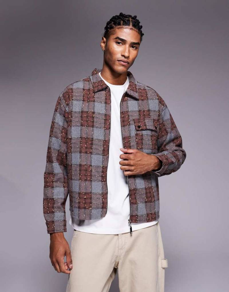 Liquor N Poker - Langärmliges Cropped Flanellhemd mit Reißverschluss und farblich abgestimmtem braunem Karomuster von Liquor N Poker