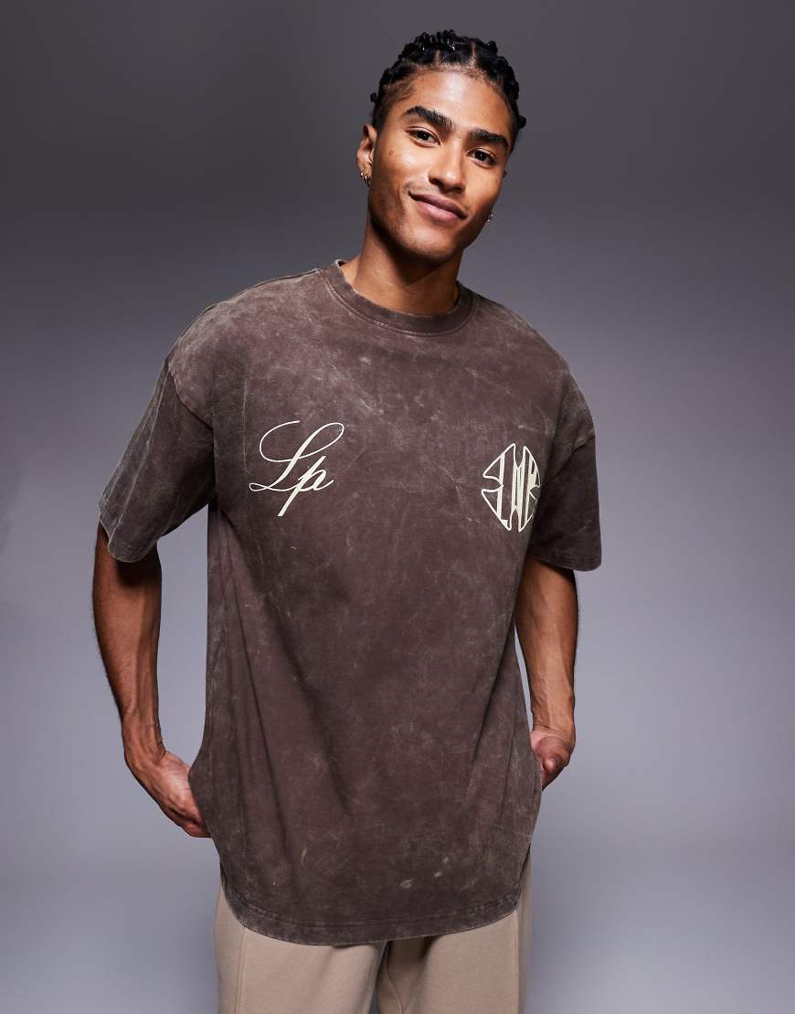 Liquor N Poker - Locker geschnittenes T-Shirt in verwaschenem Braun mit Gothic-Schriftzug, 250 g/m²-Brown Liquor N Poker - Locker geschnittenes T-Shirt in verwaschenem Braun mit Gothic-Schriftzug, 250 g/m²-Brown von Liquor N Poker