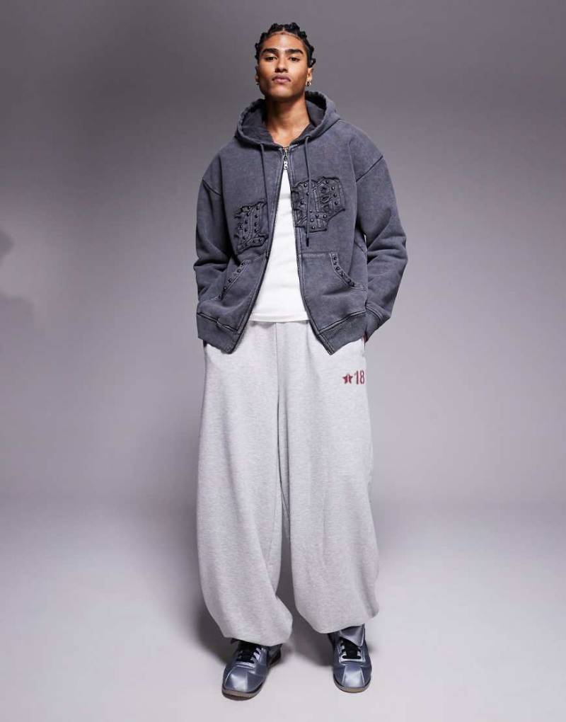 Liquor N Poker - Oversize-Kapuzenpullover in Grau mit Applikationen und Nieten-Logo von Liquor N Poker