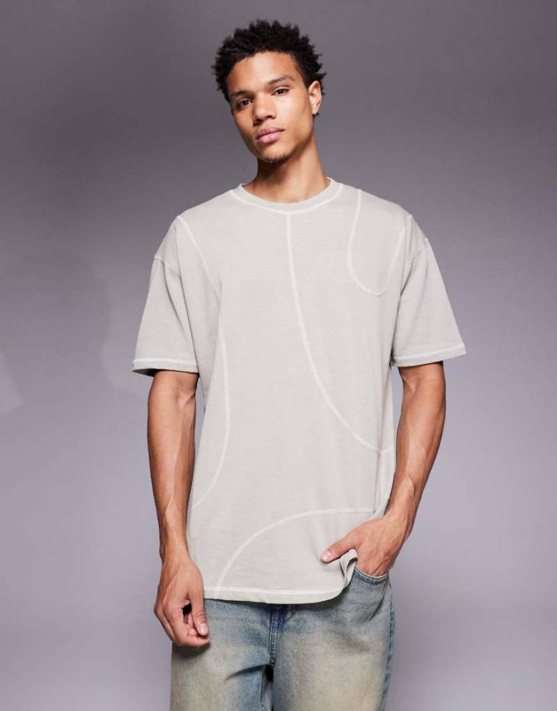 Liquor N Poker - Relaxed-Fit-T-Shirt in Beige mit offenem Saum und Emblem-Neutral von Liquor N Poker