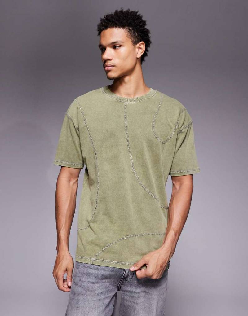 Liquor N Poker - Relaxed-Fit-T-Shirt in verwaschenem Khaki mit offenem Saum und Emblem-Grün von Liquor N Poker